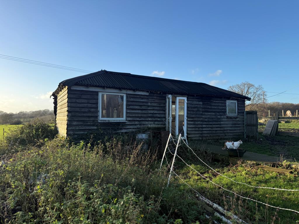Lot: 43600 - DETACHED BUNGALOW WITH PLANNING FOR ADDITIONAL HOLIDAY LET - Outbuilding